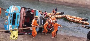 Terrible accidente deja 45 los muertos al caer un autobús a un canal de agua en la India