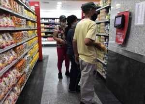 Venezuela: Estantes repletos de productos que muy pocos pueden comprar