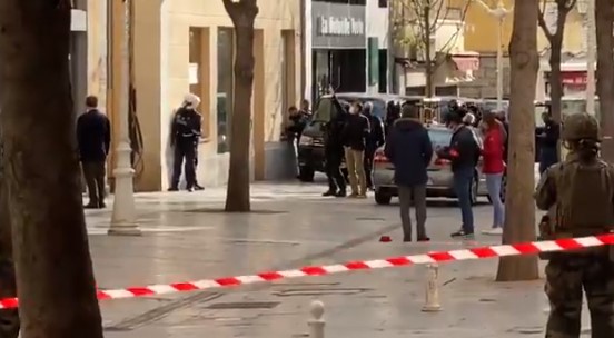 La Policía francesa encuentra una caja de cartón con una cabeza dentro que fue arrojada desde una ventana