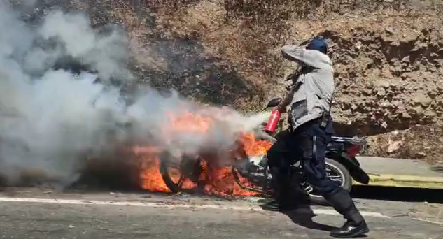 EN VIDEOS: Se incendió una moto en el Distribuidor Altamira este #2Feb