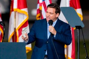 Gobernador de Florida multará a Twitter y Facebook si censuran a candidatos políticos