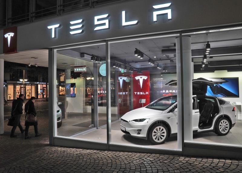 Tesla retira del mercado 135 mil vehículos por fallas de seguridad