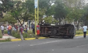 EN FOTOS: Reportan accidente entre un vehículo y una camioneta de la GNB en Bolívar #14Feb
