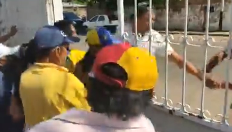 Adecos de Bolívar echaron a los alacranes chavistas que invadieron la sede del partido (VIDEO)