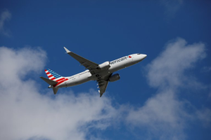 El lío que armó un pasajero de American Airlines durante un vuelo que ocasionó su retorno a Miami