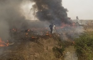 Trágico accidente de un avión militar de la Fuerza Aérea Nigeriana tras fallar el motor (Imágenes)