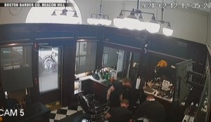 “Me acabo de apuñalar”: Un barbero en Boston se perforó el pecho tras tropezar y caer sobre sus tijeras (VIDEO)