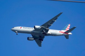 EEUU ordenó inspecciones inmediatas de los aviones Boeing 777 tras el incendio en Denver