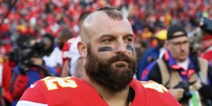 Jugador de los Chiefs sorprendió a un fan que lucha contra el cáncer con boletos para el Super Bowl