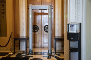 Cámara de Representantes aprobó multas para legisladores que eviten detectores de metales en el Capitolio