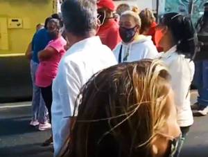 Vecinos de Los Lagos en Los Teques protestaron frente a Hidrocapital tras semanas sin agua potable #11Feb (Video)
