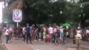 La GIGANTESCA cola de personas esperando autobuses para bajar a La Guaira #15Feb (VIDEO)