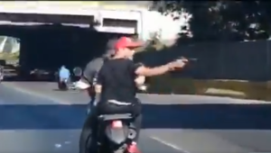 Presuntos Dgcim apuntan a conductores mientras escoltan una camioneta “roja, rojita” (Video)