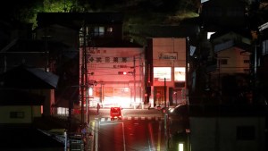 Al menos 950.000 hogares quedaron sin electricidad tras el fuerte sismo que sacudió Fukushima