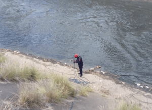En VIDEO: Se zambulló sin temor para recuperar un cadáver que flotaba en el río Guaire