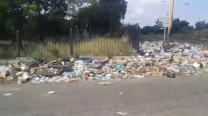 Entre el monte y la basura se pierde esta avenida en Guayana #13Feb (VIDEO)