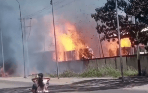 Se registró fuerte incendio en una fábrica de papel en Carabobo este #7Feb (Fotos)
