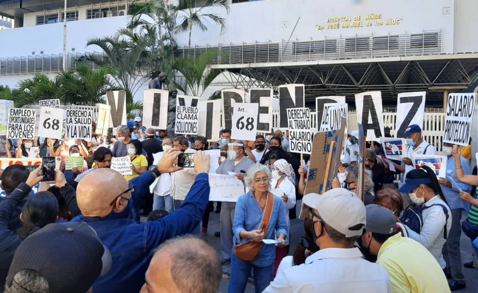 Trabajadores del sector salud protestan en el JM de Los Ríos para exigir salarios dignos #10Feb (VIDEO)