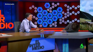 A reconocido periodista español le dio un ataque de cataplexia durante una entrevista (VIDEO)