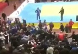 Batalla campal en un evento de judo de niños: Padres, espectadores y luchadores terminaron a los golpes (VIDEO)