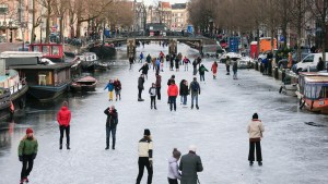 Salió a patinar en traje de baño por un canal helado de Ámsterdam pero todo terminó MAL (Video)