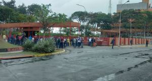 Trabajadores en Guayana protestan en la sede de la CVG para exigir salarios justos #4Feb (FOTOS)