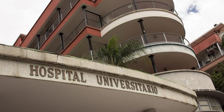 Trabajadores del Clínico Universitario de Caracas denuncian que se agotaron las dosis para vacunar a todo el personal del hospital