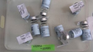 Enfermera de Colorado usó frascos de vacunas contra el Covid-19 para hacer enorme candelabro (FOTO)