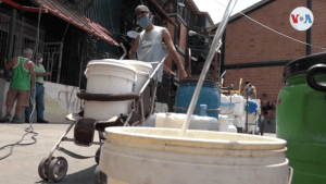A falta de agua corriente, caraqueños cavan pozos para enfrentar la carestía (Video)