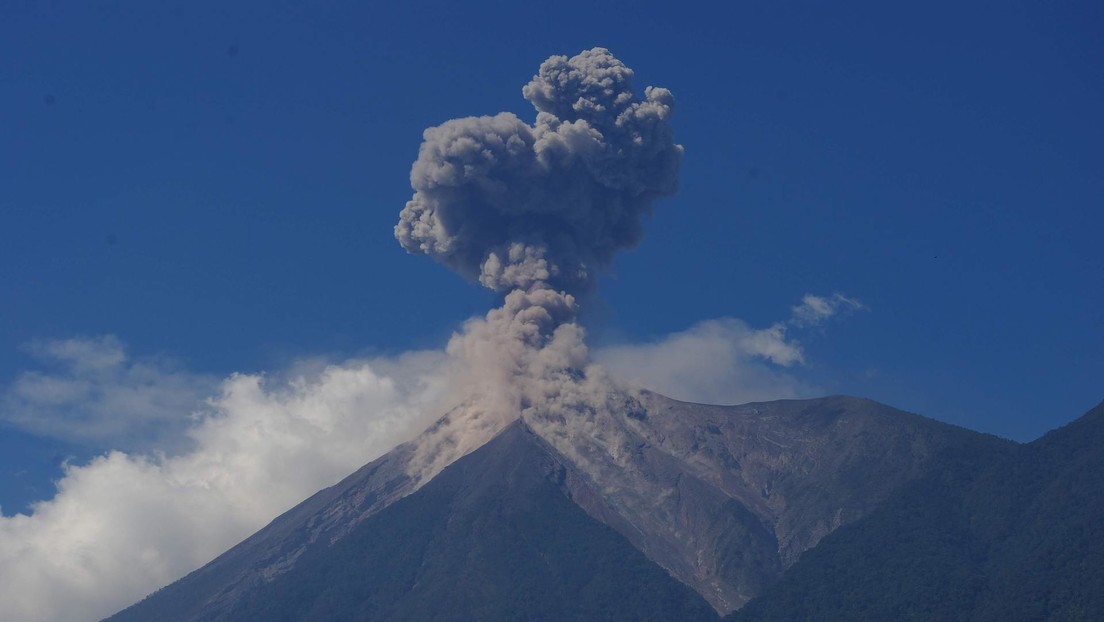 Captó el momento en que el Volcán de Fuego hizo erupción mientras meditaba frente a él (Video)