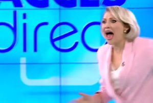 WTF!? Presentadora de televisión fue atacada por una mujer desnuda con un ladrillo (VIDEO)