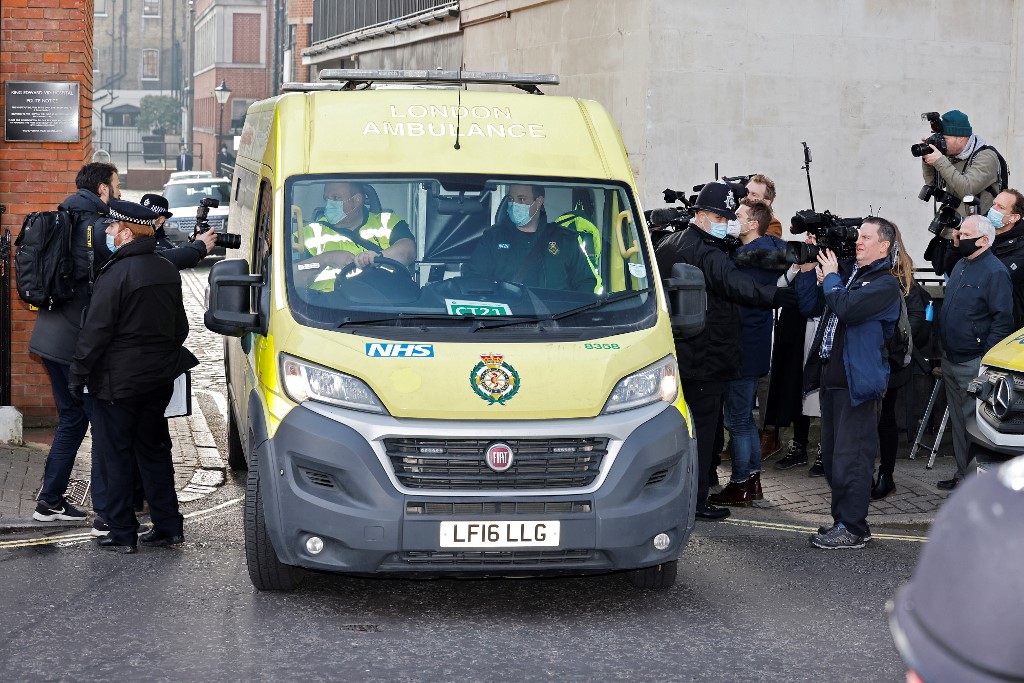 El príncipe Felipe es trasladado a otro hospital para exámenes cardíacos