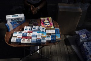 El cigarrillo de contrabando reina en una Venezuela en quiebra (Fotos)