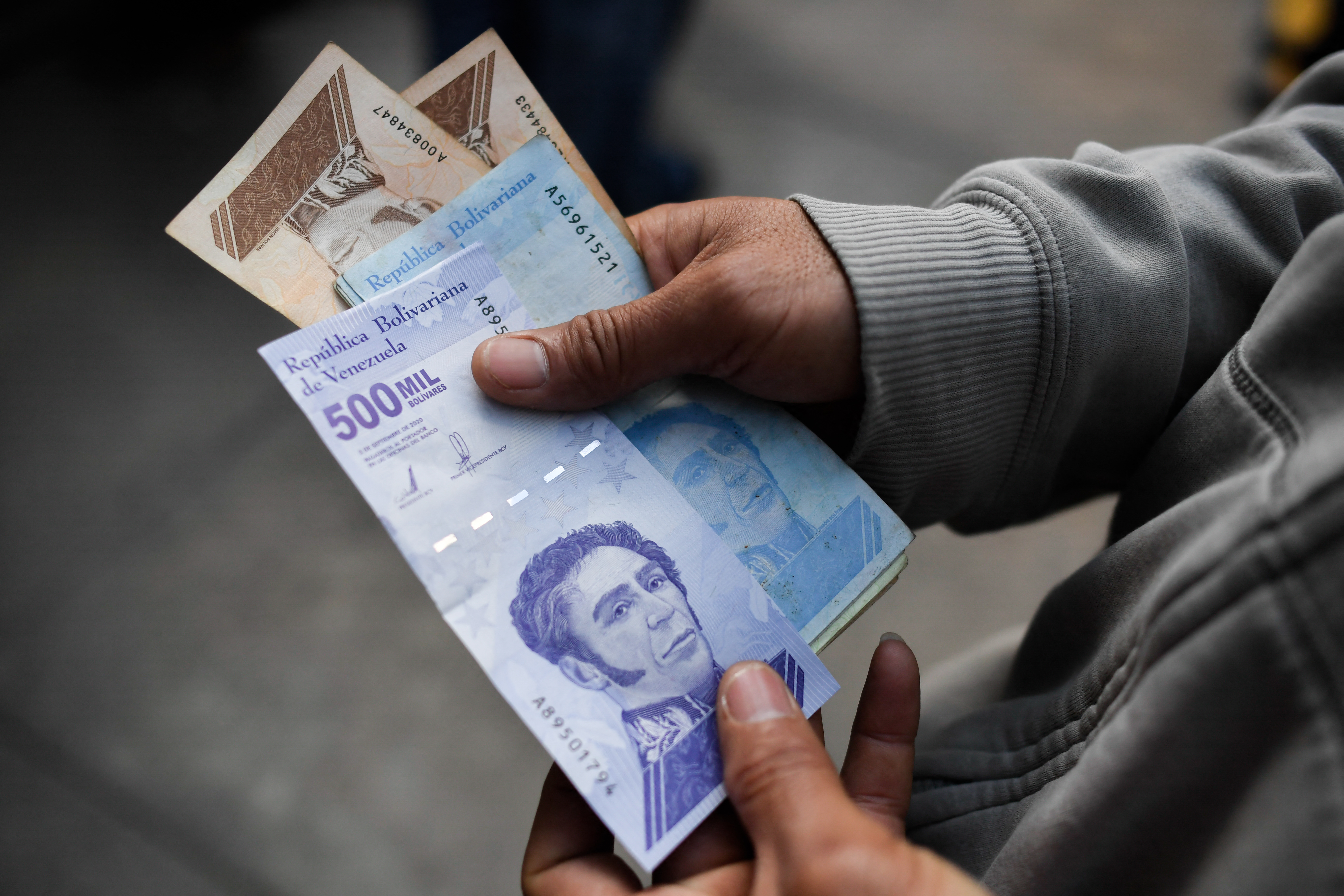 El País: Venezuela se queda sin dinero en efectivo