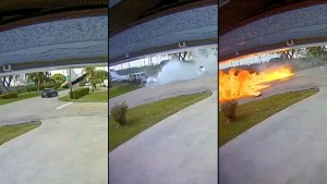 Avión golpeó un carro en el aeropuerto de North Perry, Florida, y dejó dos muertos (Video)