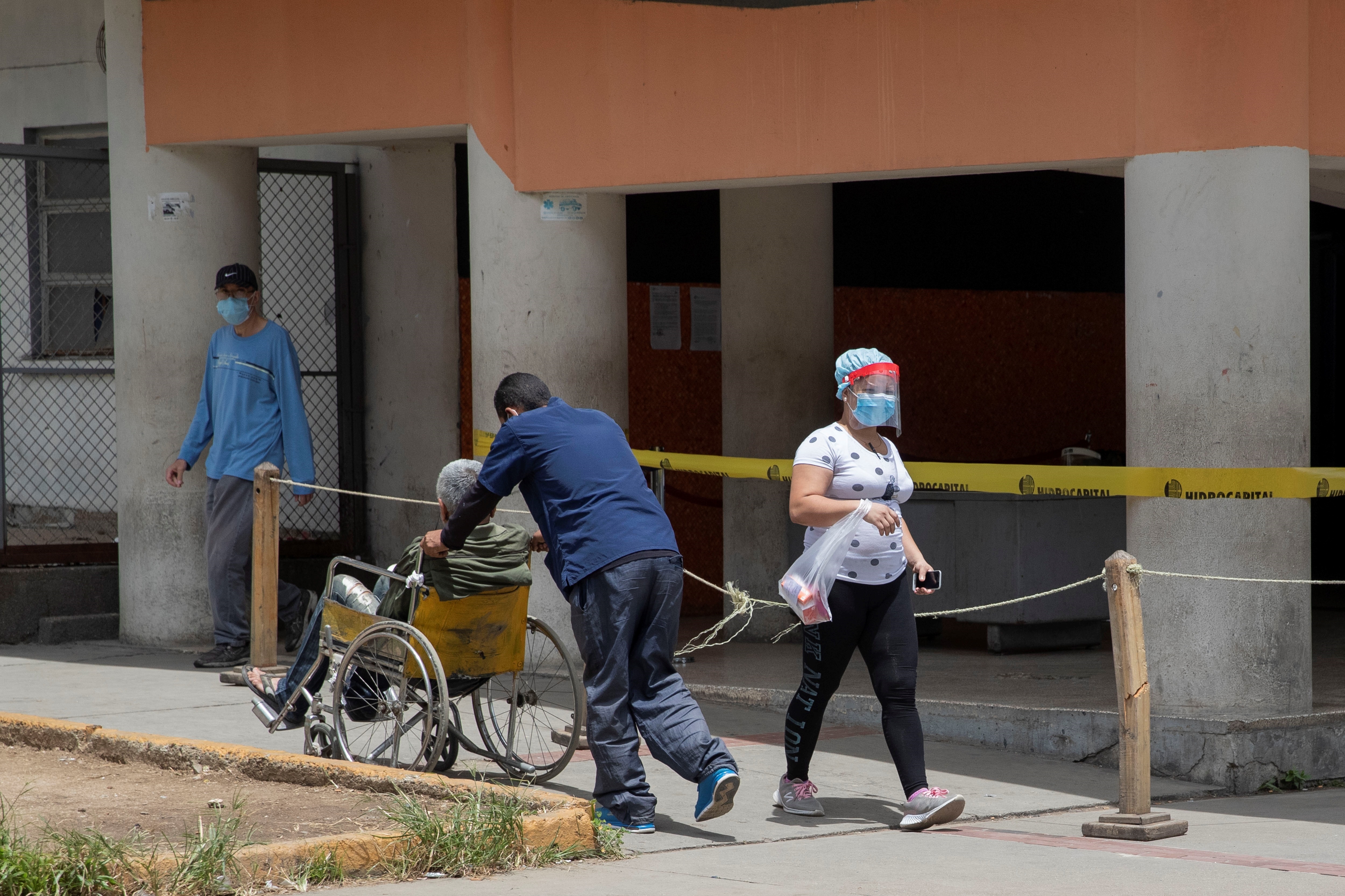 Luto por Covid-19 incrementa en Venezuela tras la muerte de 11 pacientes