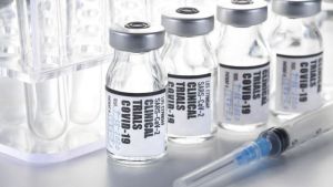 Cinco países acuerdan aprobación acelerada de vacunas contra variantes del Covid-19