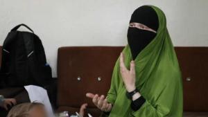Tres años de cárcel para una sueca que se unió al grupo yihadista “Estado Islámico” con su hijo