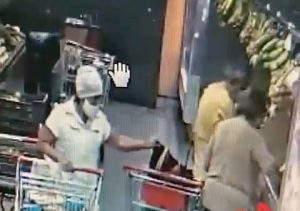 Mujer fue capturada por las cámaras robando en un supermercado de El Llanito (Video)
