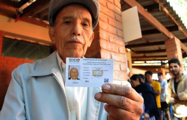 Los bolivianos comienzan a votar en los comicios regionales y municipales