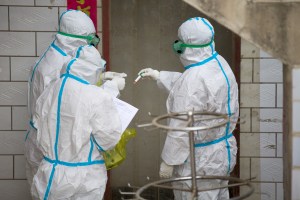 Pruebas anales de China para coronavirus molestan a visitantes