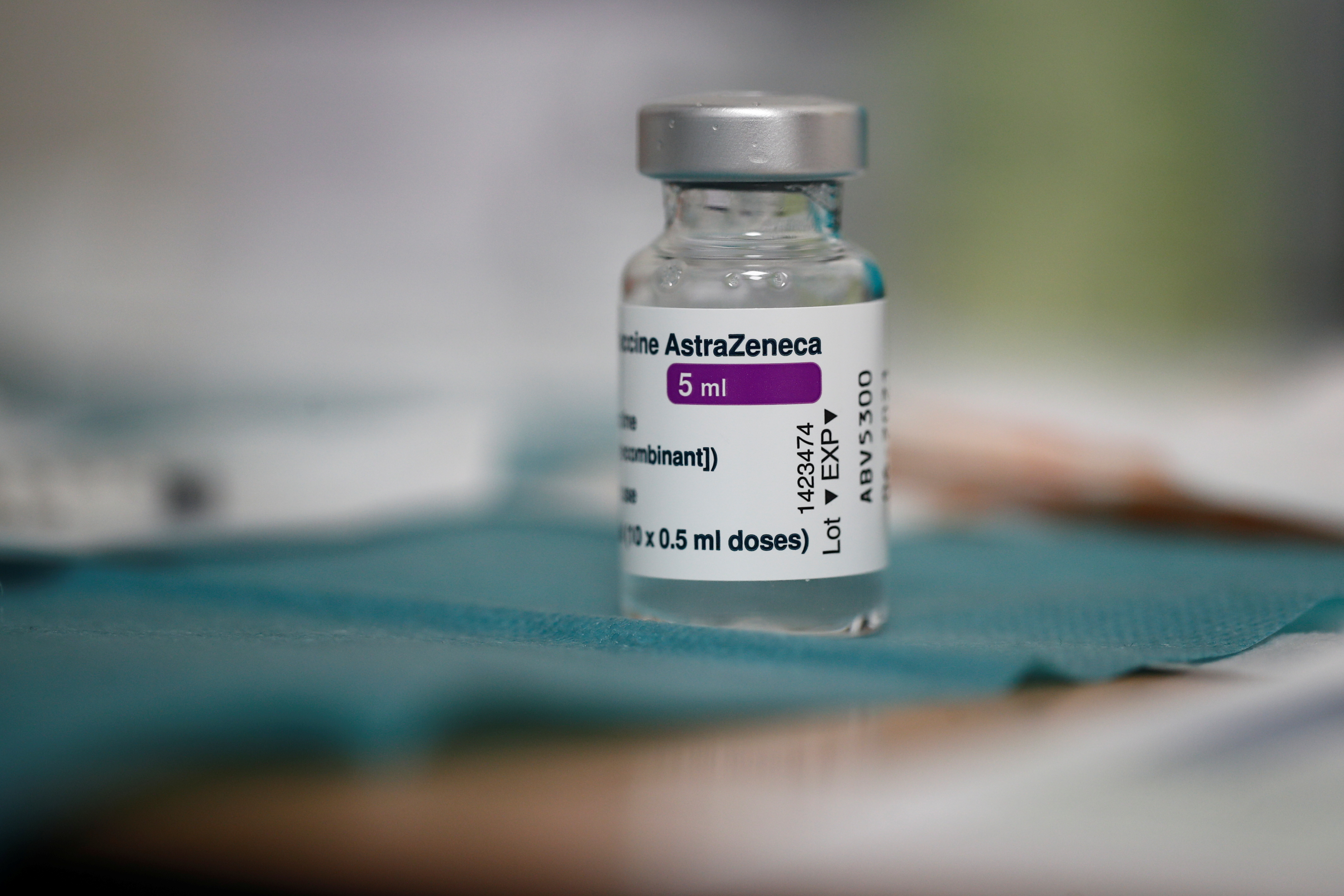 Ordenan autopsia de mujer fallecida tras recibir vacuna AstraZeneca en Grecia