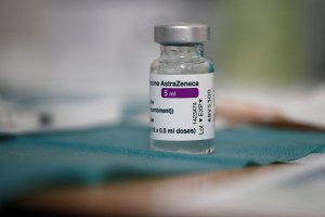 Regulador europeo continúa “firmemente convencido” de beneficios de vacuna AstraZeneca