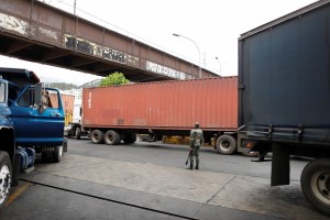 Extorsión en alcabalas controladas por militares tiene contra las cuerdas al transporte de alimentos en Venezuela