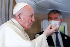 El papa Francisco visita a las personas sin hogar que se vacunan en el Vaticano