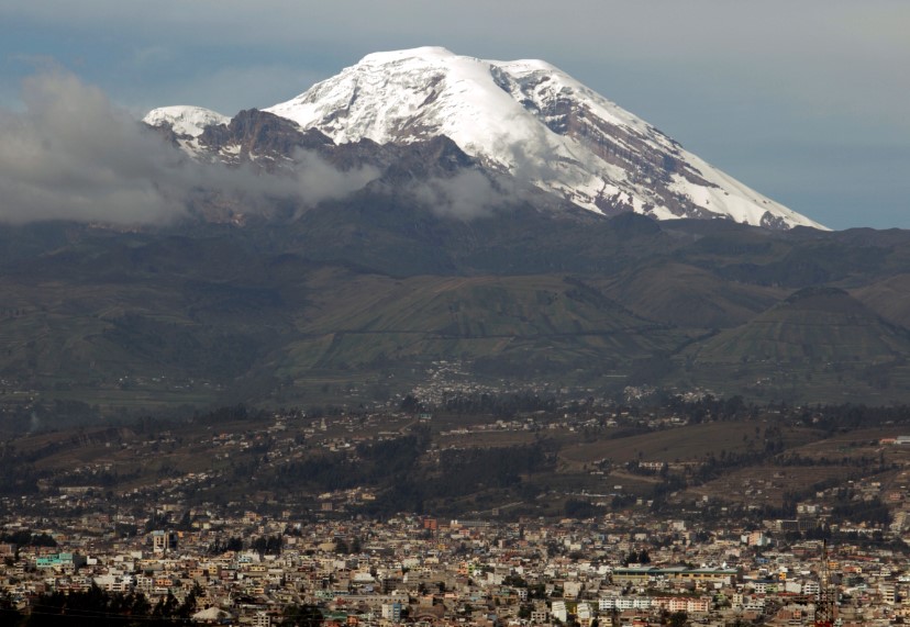 Volcán en Ecuador lanza enorme columna de cenizas que cubre varias ciudades