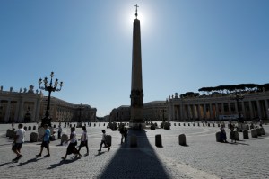 El Vaticano: Iglesia católica no puede bendecir uniones del mismo sexo