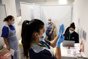 Los hospitales, al borde del colapso en Reino Unido por el coronavirus y se esperan 100 mil casos diarios
