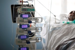 Los hospitales franceses podrían sufrir una “crisis violenta” en semanas por la aceleración del virus
