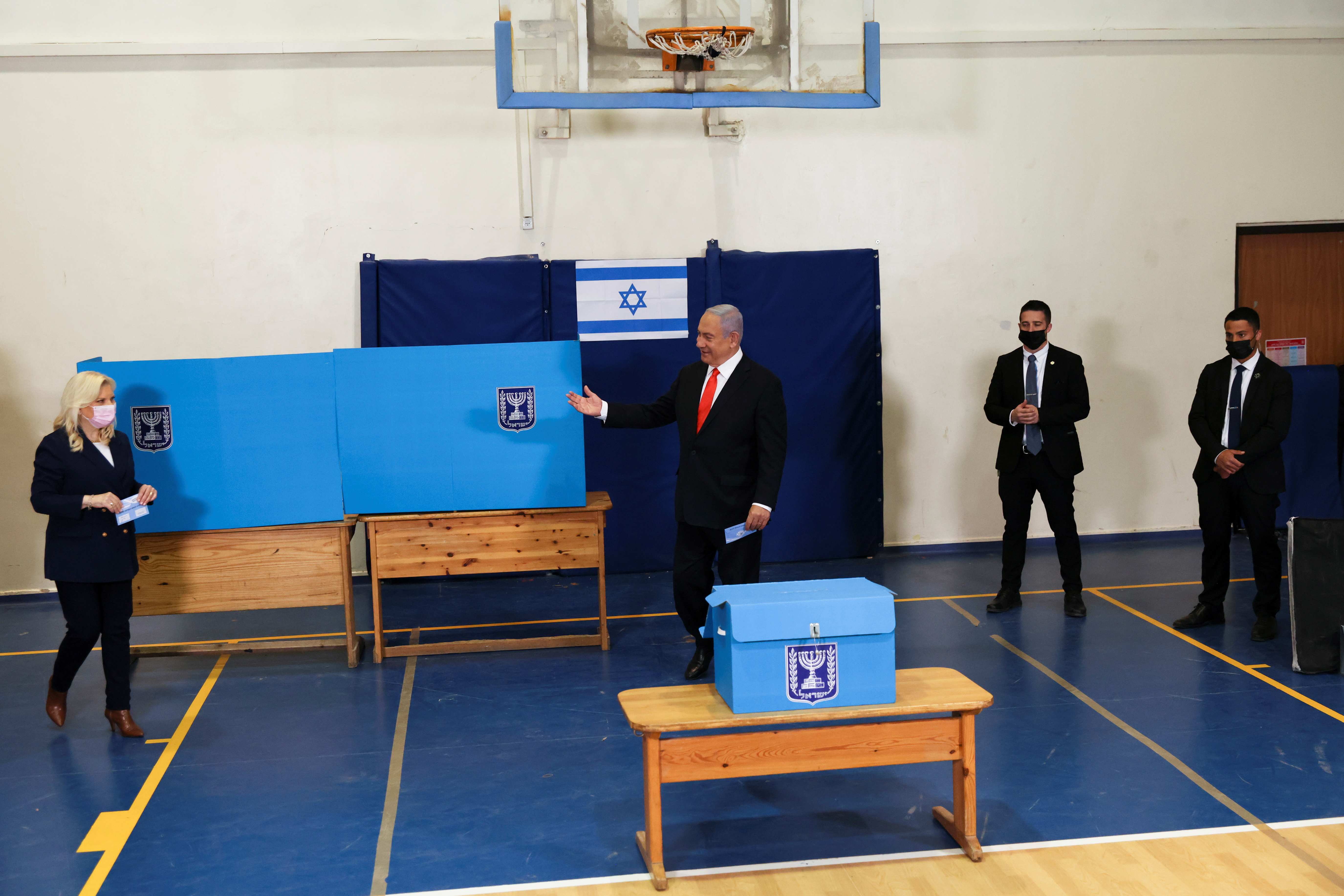 Los israelíes deciden en las urnas el destino de Netanyahu